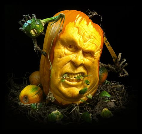 Amazing+Halloween+Pumpkin+Carvings Ray Villafane, Awesome Pumpkin Carvings, Amazing Pumpkin Carving, Creative Pumpkin Carving, Pumpkin Carving Designs, Labu Halloween, Pumpkin Carvings, Carved Pumpkin, Creative Pumpkins