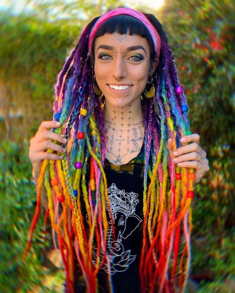 Dreadlocks Color Ideas, Coloured Dreadlocks, Rainbow Dreadlocks, Rainbow Locs, Rainbow Dreads, Hippie Dreadlocks, Dreadlock Ideas, Short Shoulder Length Hair, Weird Haircuts