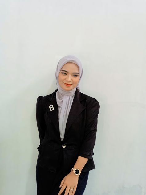 Foto Cv Hijab, Foto Formal Kerja Hijab, Cv Photo Ideas, Foto Formal Kerja, Formal Photoshoot Ideas, Pass Foto, Blazer Outfits Hijab, Photo Cv, Linkedin Photo