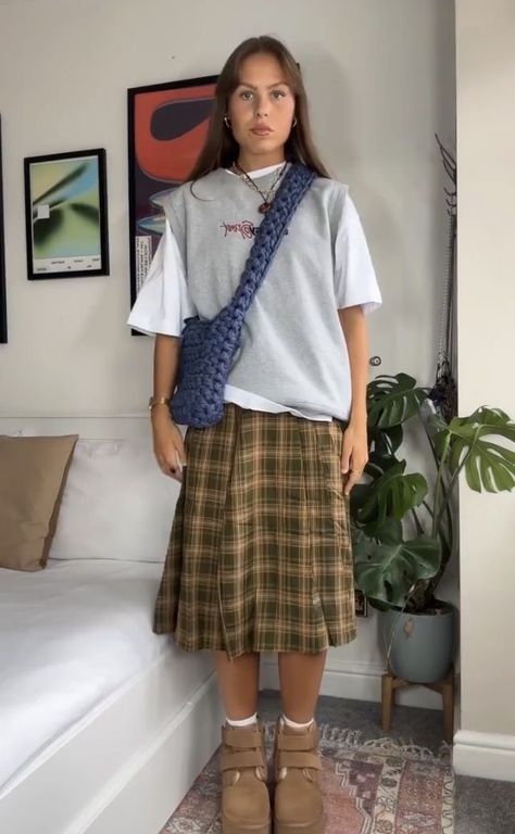 Over Sized Sweater Vest Outfits, Midi Ruffle Skirt Outfit, Patterned Mini Skirt Outfit, Cool Outfits Summer, Pleated Skirt Street Style, Mini Skirt Outfit Aesthetic, Skirt Outfit Aesthetic, Mini Skirt Outfit, 여름 스타일