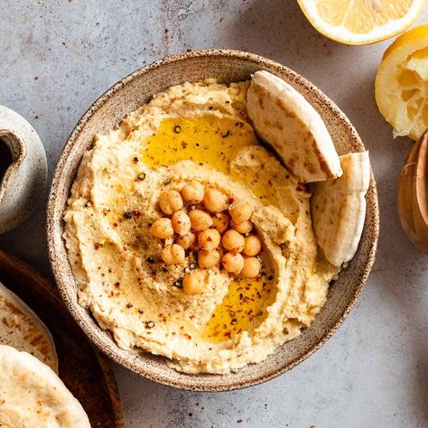 Hummus Recipe Without Garlic, Traditional Hummus Recipe, Spicy Hummus, Homemade Naan Bread, Easy Hummus Recipe, Creamy Hummus, Garlic Hummus, Easy Hummus, Homemade Hummus