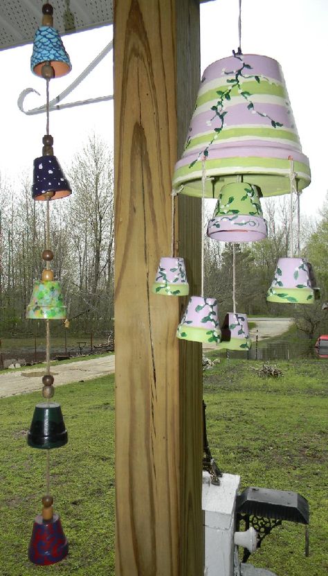 Modern Wind Chimes, Carillons Diy, Wind Chimes Homemade, Terra Cotta Pot Crafts Diy, Wine Bottle Wind Chimes, Clay Pot Projects, Flower Pot People, Bamboo Wind Chimes, Terra Cotta Pots