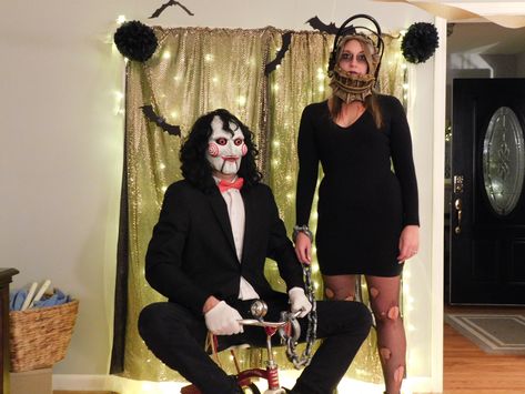 Jigsaw snd victim Couple Halloween, Couples Costumes, Mens Costumes, Costume Ideas, Halloween Party, Halloween