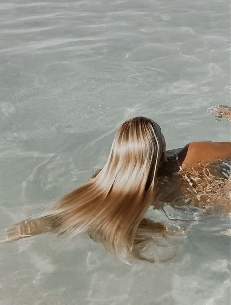 Blondes Aesthetics, Clean Girl Swimsuit, Beach Hair Aesthetic, Summer Hair Aesthetic, Wallpapers Travel, Gold Blonde Hair Aesthetic, Blonde Hair Aesthetic, Long Healthy Blonde Hair Aesthetic, Long Blonde Hair Aesthetic Faceless