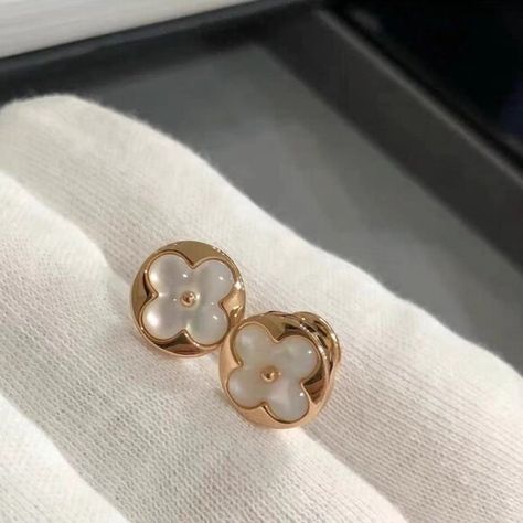 Louis vuitton COLOR BLOSSOM 18K gold shell stud earrings Lv Earrings, Attractive Personality, Pink Sea, Louis Vuitton Jewelry, Classy Jewelry, Single Earring, Shop Earrings, Sea Shells, Beautiful Flowers