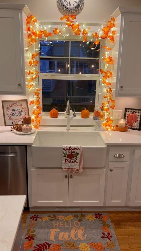 Cute Fall House Decor, Simple Fall House Decor, Halloween Lights In Kitchen, Fall Decor Cabinets, Fall Decor For Apartment Door, Fall Decor Ideas For The Home Cheap, Thanksgiving Balcony Decor, Cute Fall Living Room Ideas, Fall Decorating Ideas For The Home Living Room