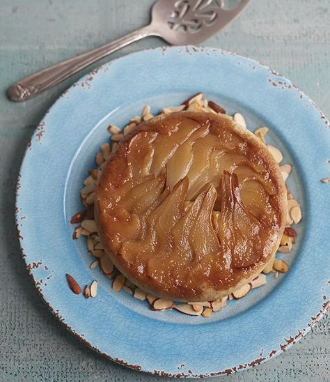 Jill Nussinow's Pear Almond Upside Down Cake Pear Desserts, Cranberry Upside Down Cake, Pear Upside Down Cake, Vegan Pies, Pear Almond, Mcdougall Recipes, Delicious Holiday Desserts, Pear Cake, Vegan Thanksgiving Recipes