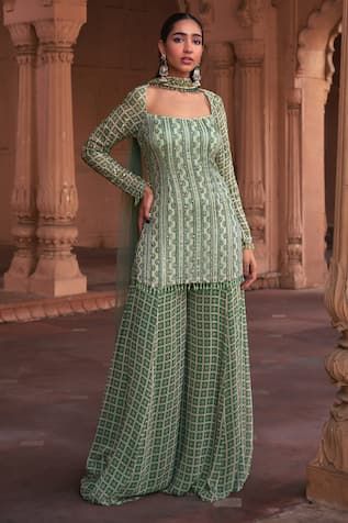 Shop Nayna by DiyaRajvvir - Aza Fashions Moroccan Wedding Guest Outfit, Green Gharara, Choker Dupatta, Green Sharara Suit, Green Sharara, Green Grid, Kurta Sharara Set, Kurta Sharara, Anarkali Dress Pattern