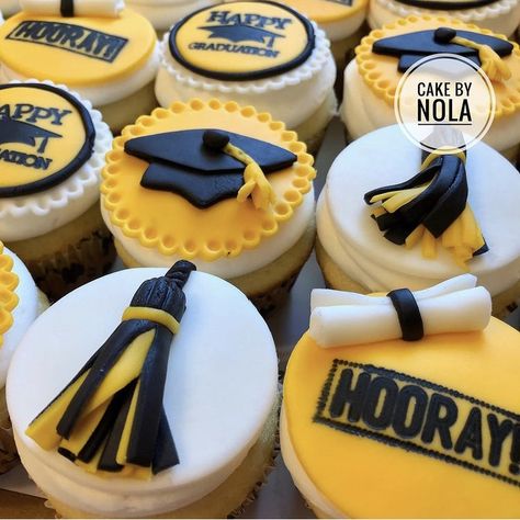 Graduation cupcakes... . #cupcakes #cupcakesofig #cupcakesofinstagram #instacupcakes #cupcakestagram #fondantcupcakes #graduation2020 #graduationcupcakes #decoratedcupcakes Graduation Cupcakes 2020, Graduation Cupcakes 2024, Farewell Cupcakes, High School Graduation Cakes, Graduation Cake Designs, Graduation Cups, Graduation Desserts, Cake Writing, Graduation Cupcakes