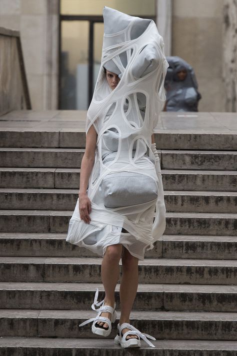 With Paris Fashion Week in full swing, here’s the SS18 show from Rick Owens’ womenswear line, featuring all sorts of topsy-turvy weirdness and floating sartorial sculptures. For more from Paris Fashion Week, check out Off-White’s SS18 women’s show, which was inspired by Princess Diana. Rick Owens Womenswear, Puma Fashion, 90s Runway Fashion, Conceptual Fashion, Weird Fashion, Fashion Show Collection, Rick Owens, Primavera Estate, Runway Fashion