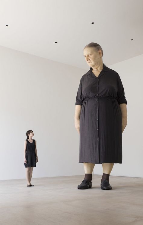 mueck-standing-woman-designboom Ron Mueck Sculpture, Ron Mueck, Standing Woman, Ryue Nishizawa, Contemporary Museum, Portrait Sculpture, Foto Art, Hyperrealism, Realistic Art