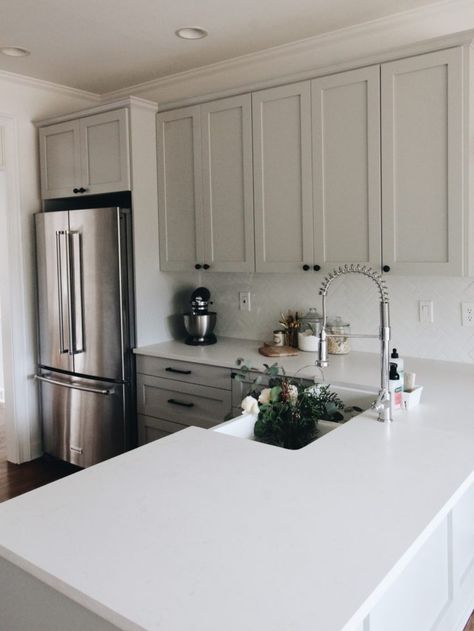 Dapur Ikea, Grey Shaker Cabinets, Plan Garage, Kabinet Dapur, Grey Kitchen, Kitchen Remodel Small, Kitchen Remodel Idea, Shop Interior, White Cabinets