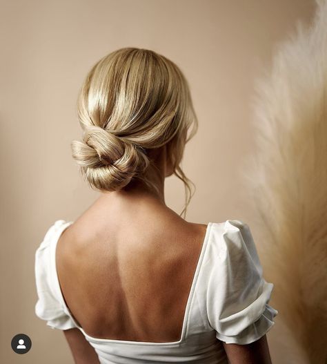 Romantic Down Hairstyles, Wedding Veils With Short Hair, Gooey Natural Wedding Makeup, Jewelry With Formal Dresses, Bun With Veil On Top, Low Do Wedding Hair, Boutique Interview Outfit, Wedding Hair Classy Elegant, Bridal Hair Updo Blonde