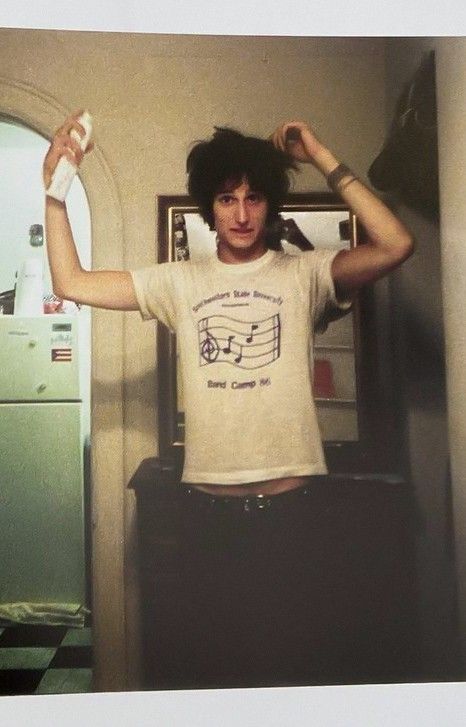 Nick Valensi, '02 The Strokes Nick Valensi, The Strokes Outfit, Indie Guy, Nick Valensi, Julian Casablancas, The Strokes, I Love My Wife, Man Crush, The Room