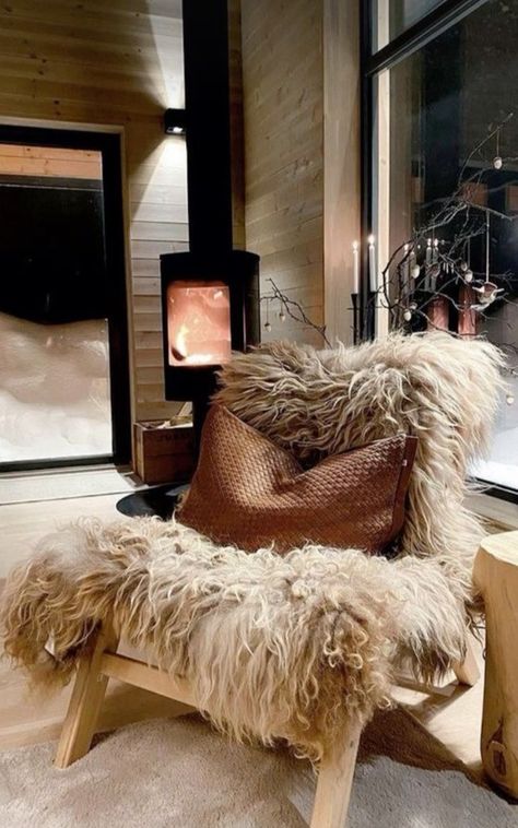 Southwestern Lodge Living Room, Aspen House Interiors, Ski Lodge Aesthetic Interior, Cozy Lodge Living Room, Aspen Homes Interior, Ski Lodge Interior Design, Glam Cabin, Modern Lodge Decor, Modern Western Decor