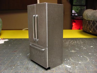 1 INCH SCALE CONTEMPORARY STAINLESS REFRIGERATOR TUTORIAL - How to make a 1 inch scale refrigerator from mat board. Diy Miniature Dollhouse Fridge, Modern Fridge, Diy Minatures, Cabinet Dollhouse, Dollhouse Furniture Tutorials, Dollhouse Tutorials, Dollhouse Miniature Tutorials, Doll Furniture Diy, Diy Barbie Furniture