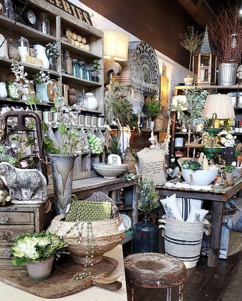 Consignment Store Displays, Enchanted Aesthetic, Small Town Store, Booth Aesthetic, Christmas Shop Displays, Rusty Bucket, Gift Shop Interiors, Vintage Booth Display, Vintage Store Displays