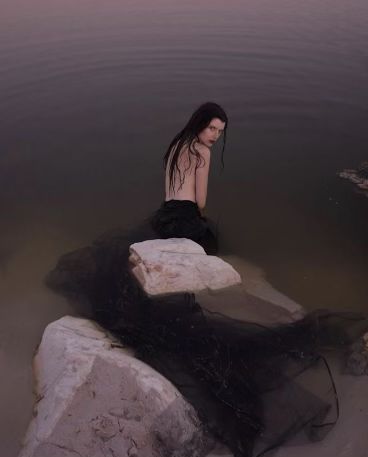 Dark Mermaid, Mermaid Photography, Lake Photoshoot, Water Witch, Water Shoot, Dark Witch, Water Pictures, Water Nymphs, Mermaid Aesthetic