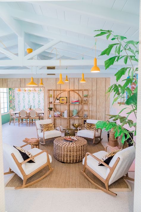 New and Revived Midcentury Hideaways in Palm Springs | C Magazine Palm Springs Master Suite, Resort Style Decor, Palm Springs Interior Design Living Room, Palm Springs Street Style, Palm Springs Style Kitchen, Palm Springs Retro Decor, Palm Springs Bedroom Ideas, Palm Springs Aesthetic Living Room, Palm Springs Aesthetic Decor