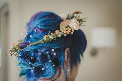 We just love this blue hair! Blue Hair Wedding, Blue Hair Bride, Hobbiton Wedding, Memorial Altar, Boohoo Wedding, Tarot Tattoos, Hippy Wedding, Beer Tattoos, Short Blue Hair