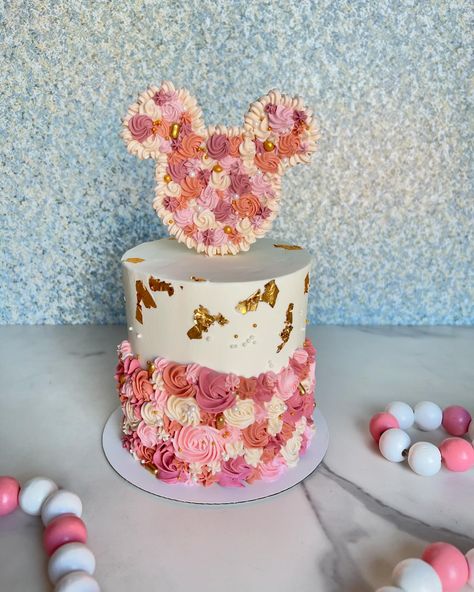 Minnie Mouse smash cake! #cakesofinstagram #pastelespersonalizados #pastelesdecorados #pastelescaseros #cakes #buttercreamcakes #swissmerenguebuttercream #cakesofinstagram #minniemousecake #smashcake Minnie Mouse Smash Cake, Smash Cake, Birthday Ideas, Minnie Mouse, Cake, Birthday, Quick Saves