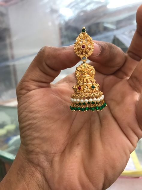 Gold Earrings Outfit, Gold Jumkas, Tanishq Jewellery, Pretty Gold Necklaces, Gold Jhumkas, Antique Gold Earrings, Simple Gold Earrings, Gold Jewels Design, Gold Temple Jewellery