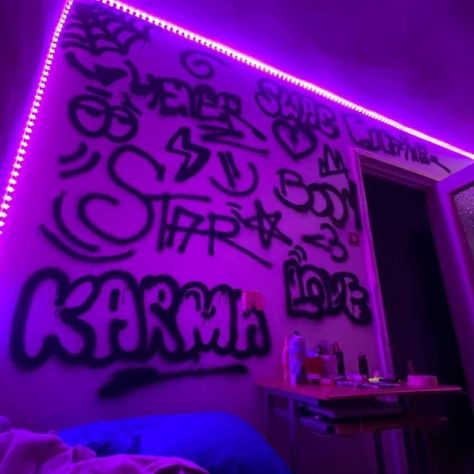 Purple Painted Room Ideas, Tiny Hangout Room Ideas, Spray Paint Art On Wall, Spray Paint Designs On Wall, Room Wall Graffiti, Graffiti Wall In Room, Room Inspo Graffiti, Grafiti Walls Bedrooms, Graffiti Walls Bedroom