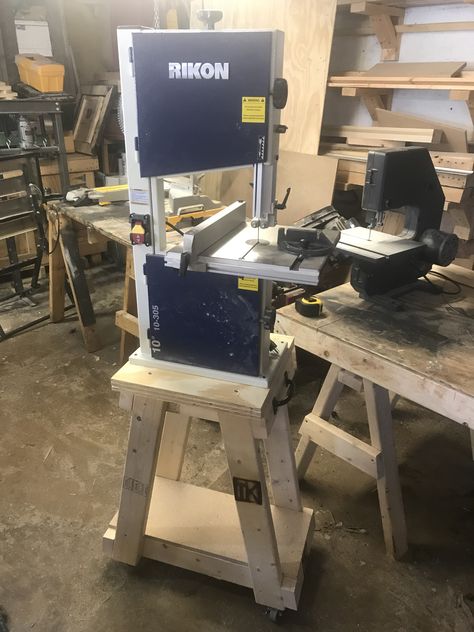 Diy Bandsaw Stand, Woodworkers Bench, Band Saw Stand, Bandsaw Stand, Diy Bandsaw, Workshop Inspiration, Woodworking Bandsaw, Woodshop Tools, Workbench Designs