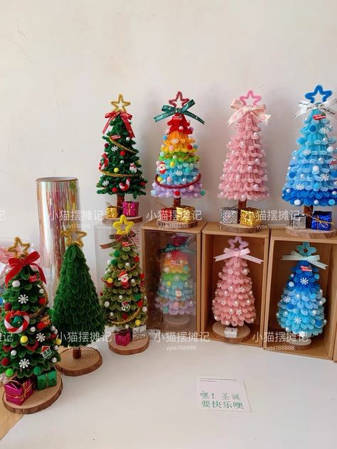 Unique Diy Christmas Trees, Christmas Tree Pipe Cleaner, Christmas Pipe Cleaner Crafts, Pipe Cleaner Christmas Crafts, Unique Crochet Projects, Pipe Cleaner Christmas Tree, Pipe Cleaner Christmas, Chenille Crafts, Diy Bouquet Wrap