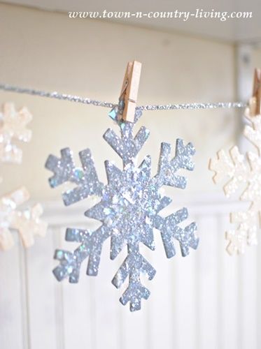 DIY Glitter Snowflake Ornament - quick and easy! Brunch Favors, Storybook Forest, Diy Snowflakes, Diy Christmas Snowflakes, January Ideas, Wedding Favors Ideas, Christmas Wedding Favors, Glitter Snowflakes, Snowflake Tree