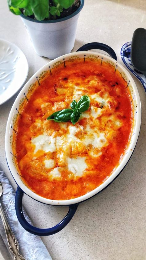 Baked Tomato Gnocchi, Gnocchi In Oven, Tomato Gnocchi Bake, Gnocchi Oven Bake, Tomato Mozzarella Gnocchi, Oven Gnocchi, Baked Gnocchi Recipes, Oven Baked Gnocchi, Gnocchi Sauce