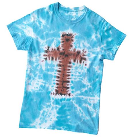 Great for church camps, bible study groups and just because, this tie-dye cross T-shirt is fun to wear all year long! Combine your favorite Tulip@ One-Step Dye@ colors for this super cool cross technique. @ Knot T Shirt, Tie Dye Tips, T Shirt Knot, Tye Dye Patterns, Diy Tie Dye Techniques, Diy Tie Dye Designs, Dye Patterns, Camp Crafts, Tshirt Knot