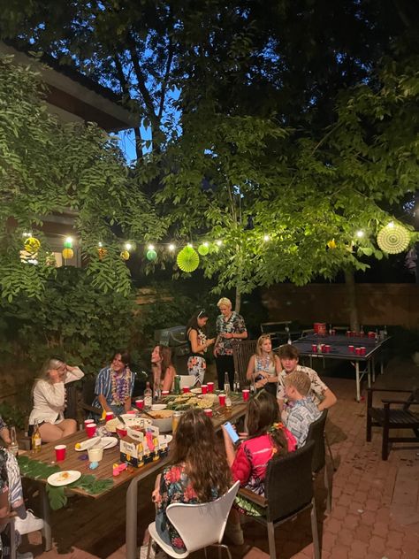 Nighttime Outdoor Party Decorations Backyards, 18th Backyard Party, 18th Birthday Party Outdoors, Summer Party Aesthetic Decor, House Parties Aesthetic, Bbq Summer Party, Party Set Up Ideas Outdoor, Summer Night Dinner Party, 18th House Party Ideas