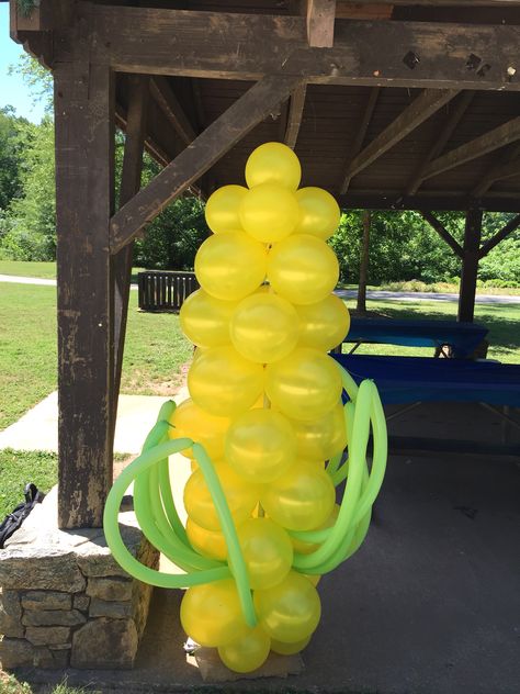 Corn balloons Corn Table Decorations, Corn Roast Party Decorations, Corn Themed Birthday Party, Corn Party Decorations, Corn Trunk Or Treat, Ffa Parade Float Ideas, Corn Themed Party, Ffa Float Ideas For Parade, Ffa Games