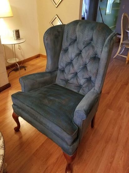 Do THIS to an old chair to make it look so gorgeous—and it only costs $30! You won't believe how great it looks now! I had an old Broyhill chair in immaculate Condition that a friend of mine gave to me several months ago. Armchair Makeover, Old Armchair, Cheap Adirondack Chairs, Teal Accent Chair, Comfy Living Room Furniture, Painted Dining Chairs, Cheap Chairs, Patio Chair Cushions, Chair Makeover