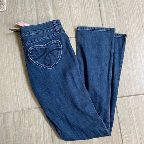 Juicy Couture Remy Heart Pocket Cali Jean Size 28. New With Tags. Heart Pocket Jeans, Juicy Couture Jeans, Juicy Catore, Depop Jeans, Girly Tomboy, Juicy Couture Clothes, Hollister Clothes, Couture Jeans, Y2k Shoes