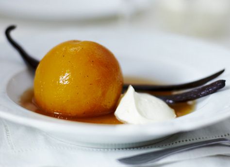 This simple yet elegant dessert uses ripe peaches and sweet honey for a deliciously light pudding. Serve with a dollop of natural yogurt for a refreshing twist. Poached Fruit, Poached Peaches, Peaches Recipes, Meal For Family, Bday Food, Recipes Deserts, Entertaining Dinner, Tesco Real Food, Specific Carbohydrate Diet