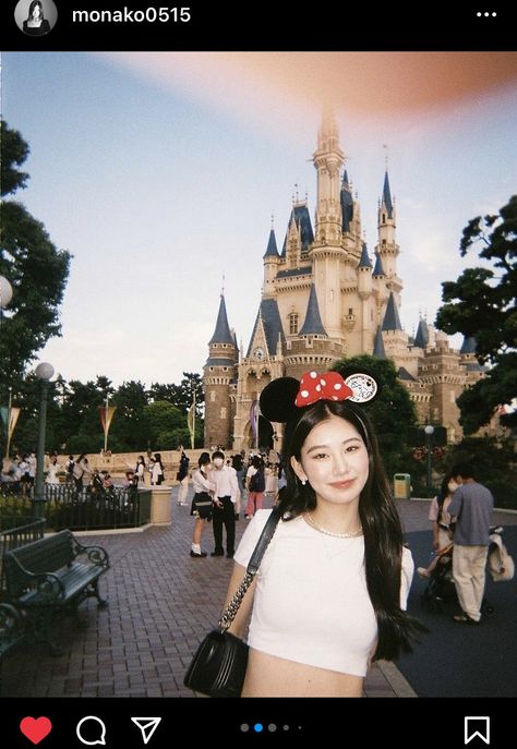 Disneyland Fashion Outfits, Theme Park Aesthetic Outfit, Theme Park Instagram Pictures, Theme Park Poses, Disneyland Tokyo Outfit, Disney Ig Pics, Disneyland Tokyo Aesthetic, Disneyland Fits Summer, Disney World Aesthetic Pictures