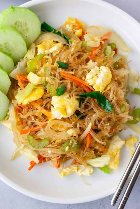 Pad Woon Sen- Thai glass noodle stir fry with egg and vegetables. ThaiCaliente.com Egg Fried Noodles Stir Fry, Glass Noodles With Chicken, Glass Noodle Recipes Easy, Dietary Recipes, Glass Noodle Stir Fry, Pad Woon Sen, Noddle Recipes, Clear Noodles, Glass Noodles Recipe