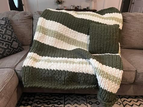 2 Color Chunky Knit Blanket, Chunky Knit Blanket Green, Chunky Knit Blanket Pattern Color Combos, Green Chunky Knit Blanket, Crochet Patterns Blanket, Finger Knitting Blankets, Chunky Blanket Pattern, Chunky Knit Blanket Pattern, Blanket Colors