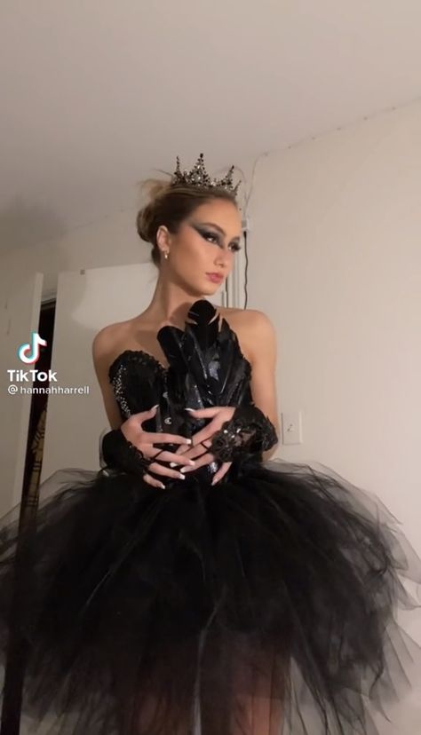 Black Swan Costume Halloween, Swan Makeup, Swan Outfit, Fancy Halloween Costumes, Halloween Fits, Black Swan Costume, Angel Demon, Halloween Couples, Halloween 23