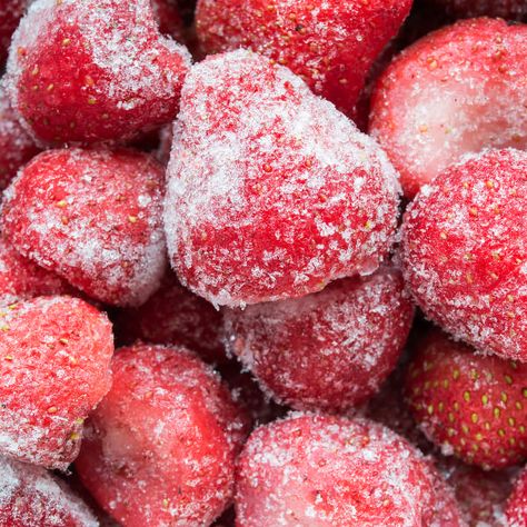 Winter Strawberries, Freeze Strawberries, Freezing Recipes, Freezing Strawberries, Freezing Fruit, Fresh Strawberry Recipes, Fruit Sticks, Freezer Food, Frozen Strawberry