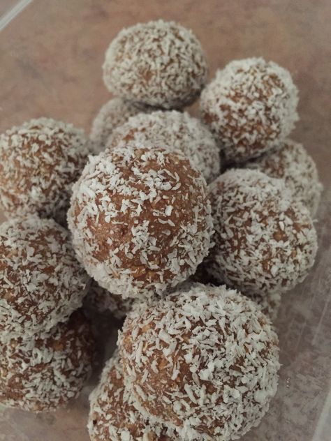 milo balls 250grams milk arrowroot biscuits (crushed) 395grams sweetened condensed milk 4 tablespoons milo desiccated coconut for rolling Fruit Smoothies Recipes, Milo Recipe, Cake Stall, Party Snacks Easy, Love Milo, Easy Sweets, Birthday Party Snacks, Smoothies Recipes, Xmas Food