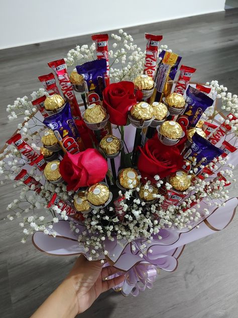 Engagement gift Chocolate And Flower Bouquet, Chocolate Packing, Engagement Chocolate, Flowers And Chocolate, Clay Christmas Decorations, Chocolate Pack, Fresh Flower Bouquets, Clay Christmas, Chocolate Bouquet