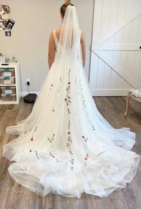 Colorful Bridal Veil, Embroidered Veil Floral, Diy Embroidered Veil, Wedding Dress With Color Accents, Botanical Veil, Colourful Veil, Unique Veils Wedding, Floral Wedding Dress Colored, Non Traditional Wedding Dress Colors