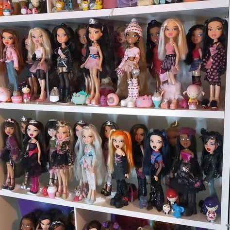 Bratz Collection Display, Bratz Doll Display, Bratz Display, Doll Collection Aesthetic, Bratz Doll Collection, Bratz Collections, Bratz Bedroom, Bratz Dollhouse, Bratz Room