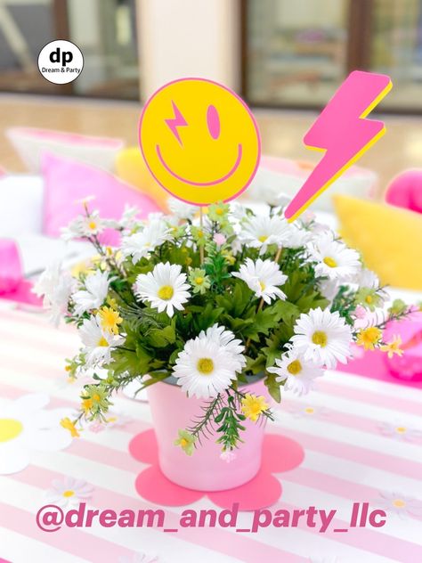 Preppy Party Decorations, Daisy Centerpieces, Hippie Birthday Party, Anna Victoria, Centerpieces Party, Party Decor Ideas, Hippie Birthday, Preppy Party, Smiley Happy