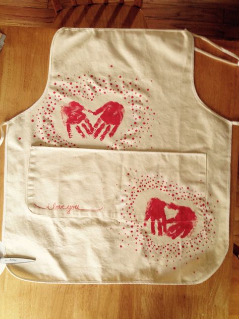 Apron for grandma using child's hand prints and fabric paint Mothers Day Crafts For Grandma, Christmas Presents For Grandma, Crafts For Grandma, Apron For Grandma, Diy Mothers Day Crafts, Paint Apron, Grandma Diy, Diy Gifts For Grandma, Easy Preschool Crafts