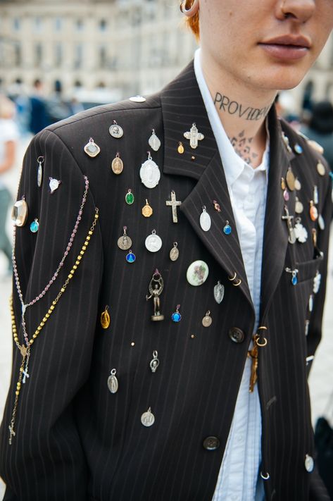 They Are Wearing: Paris Fashion Week Street Style Spring 2024, PHOTOS – WWD Punk Upcycling, Maximalist Outfits Men, Pins On Clothes, Custom Clothes Ideas, Dada Fashion, Graphic Designer Outfit, What People Are Wearing, Customized Clothes, Punk Fashion Diy