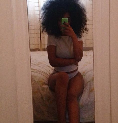 Pelo Afro, Dark Skin Beauty, Natural Hair Beauty, Body Hair Removal, Foto Poses, Fashion Now, Hair Journey, Curly Girl, Cute Selfie Ideas